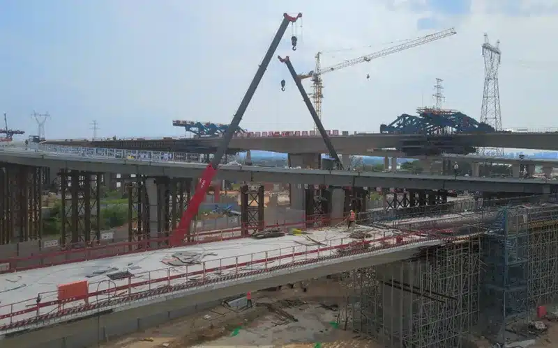 The Sany STC500BEV works on the Changsha Bridge in China.