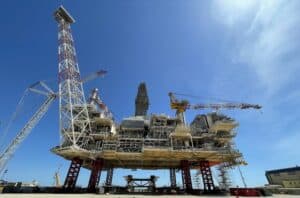 Mammoet completes on a drilling rig in the Caspian Sea.