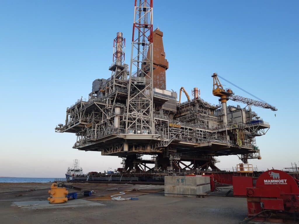 Mammoet completes on a drilling rig in the Caspian Sea.