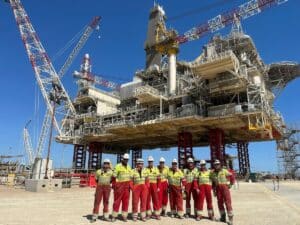 Mammoet completes on a drilling rig in the Caspian Sea.