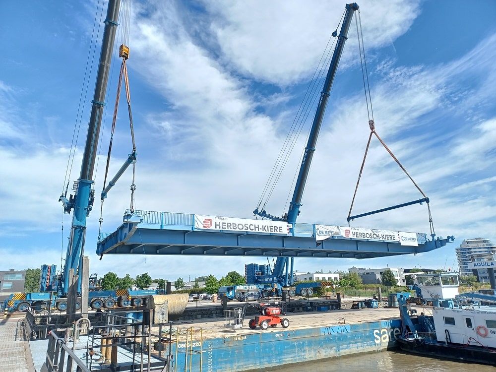 Global heavy lifting and logistics specialist Sarens has successfully lifted a 165-tonne bridge deck in a single weekend on the Humbeek Bridge in Belgium.