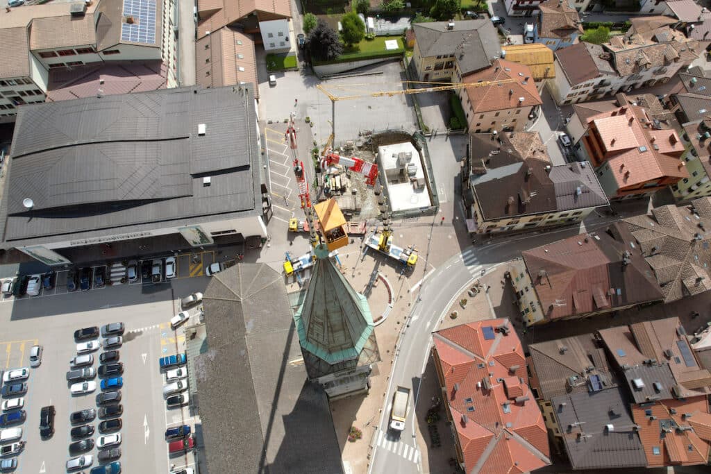 Santoni Autogru deployed two Grove GMK4100L cranes to complete refurbishment works on the San Lorenzo church.