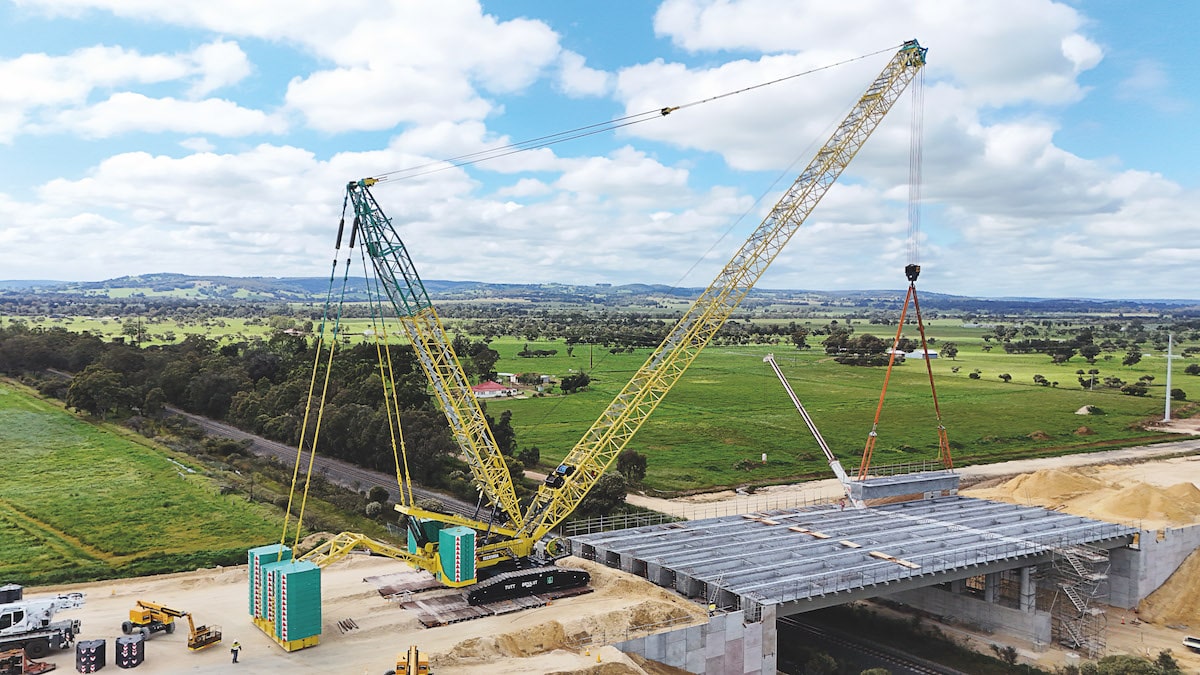Tutt Bryant Heavy Lift & Shift completed a series of heavy lifts on the Bunbury Outer Ring Road project in Western Australia.