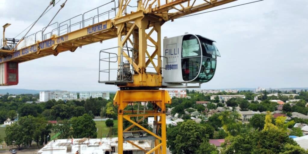 The used Potain crane, the MD 305 B, in action for Filli Partner on the City Plaza in Moldova.