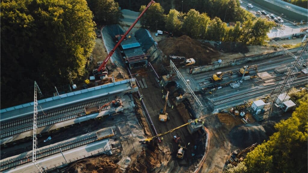 Mammoet utilises its skidding and jacking equipment to lift a concrete tunnel section for Stradsbader Construction with zero emissions.