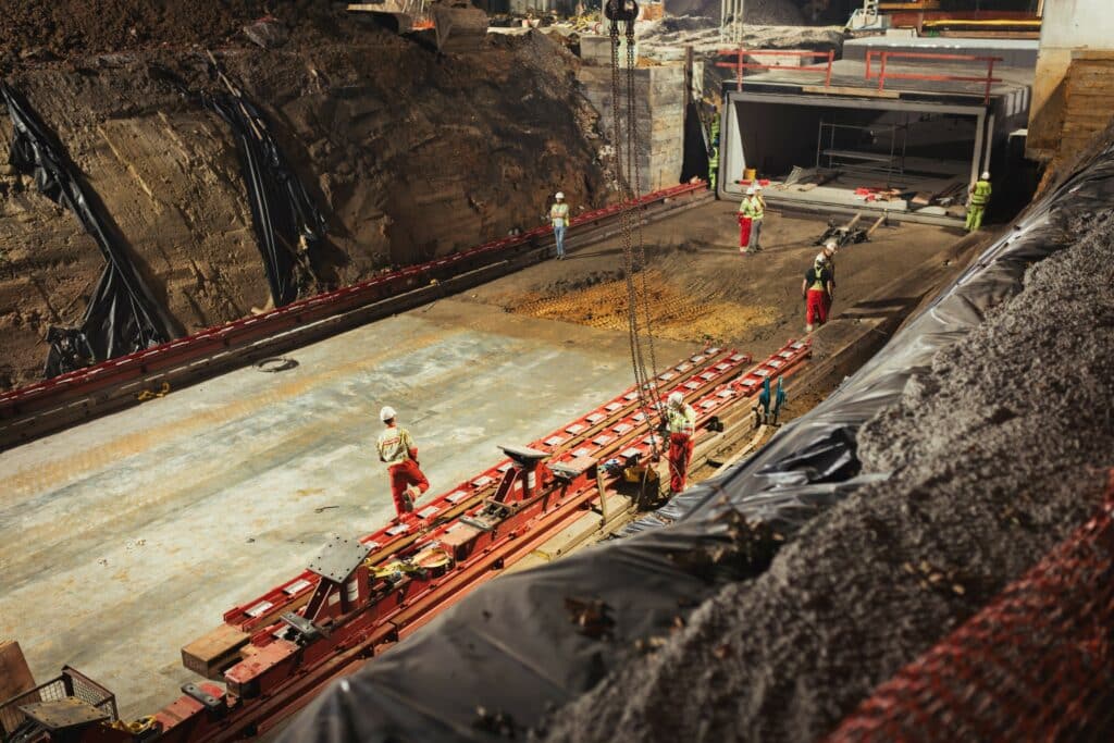 Mammoet utilises its skidding and jacking equipment to lift a concrete tunnel section for Stradsbader Construction with zero emissions.