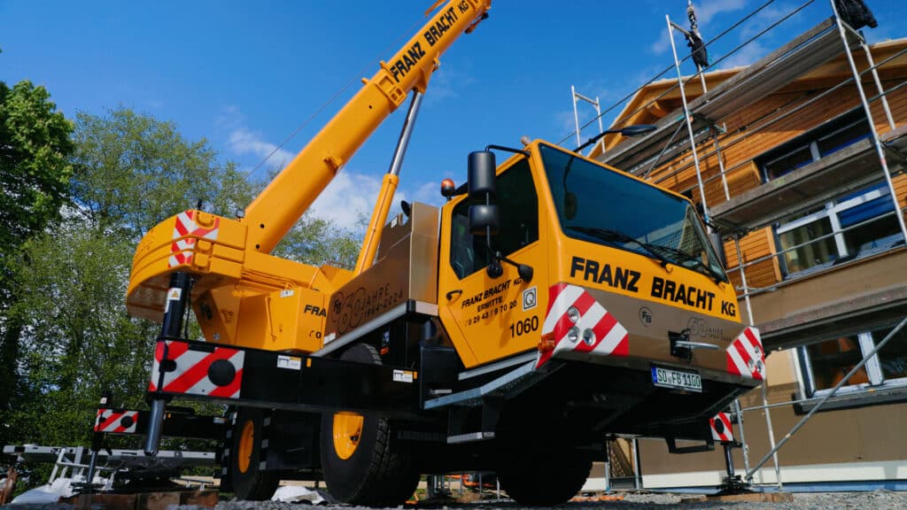Liebherr delivers a new LTM 1030-2.1 to Franz Bracht Kranvermietung.