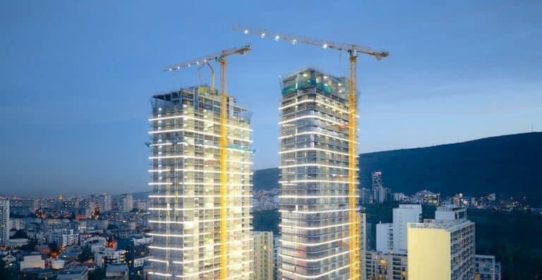World Class Reliability Tower cranes deliver three years of performance with zero downtime ...