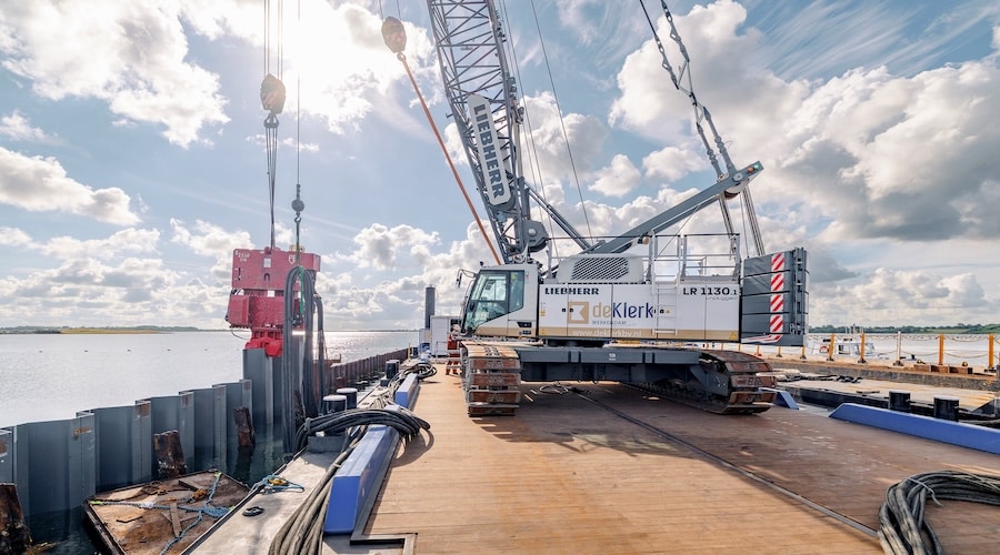 Electric crawler crane delivers zero-emission lifting on water project
